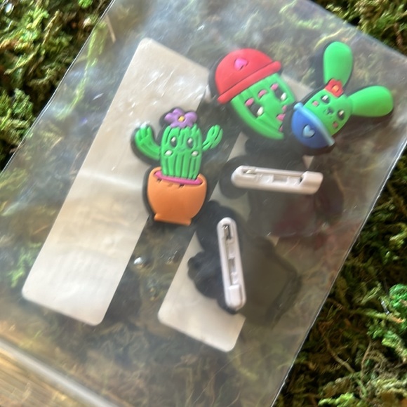 Adorable cactus pin set of 4 - Picture 4 of 5